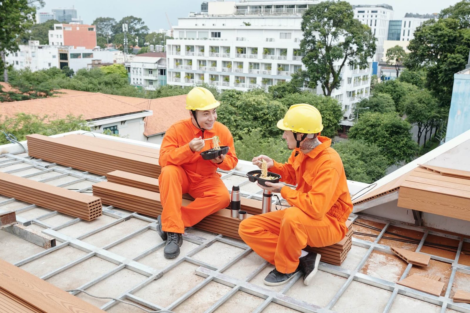roofing-contractors-having-lunch-1-2.jpg