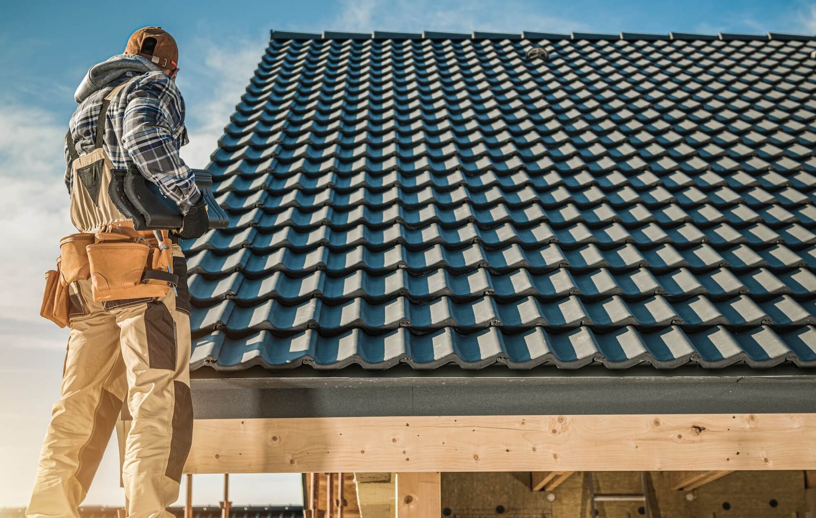 tile-roofing-worker-1-1.jpg