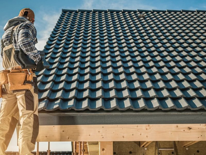 tile-roofing-worker-1-1.jpg